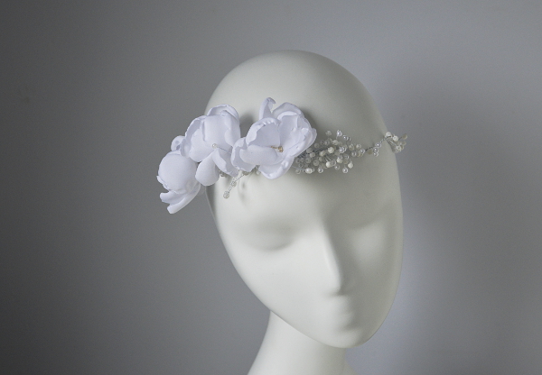 opaska na głowę z białymi kwiatami i perełkami na ślub, dodatki ślubne do sukni ślubnej